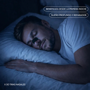 Hombre durmiendo por la noche con tiras nasales en la nariz