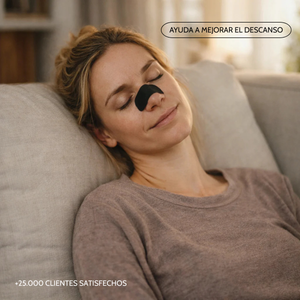 Mujer descansando en un sofá respirando con tiras nasales de Lunea de color negro