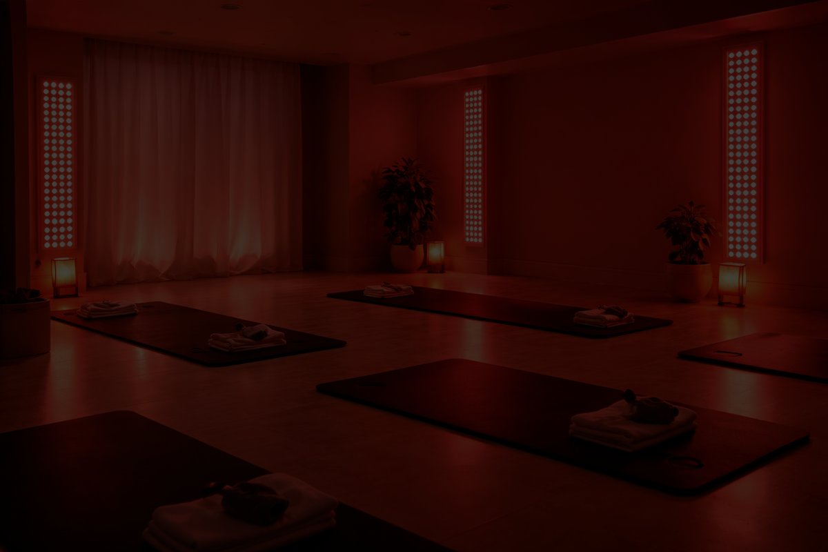 Corrección de técnica en clase de pilates en Lunea Wellness Studio
